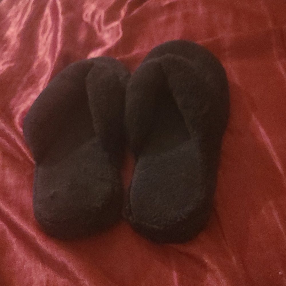 WOMEN'S SIZE M.  7-8 BLACK THONG FUZZY SLIPPERS!!
